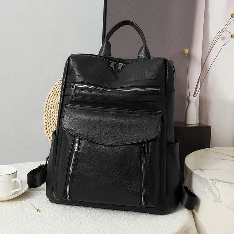 Détail des sangles ajustables et confortables du sac à dos en cuir vegan pour femme.
