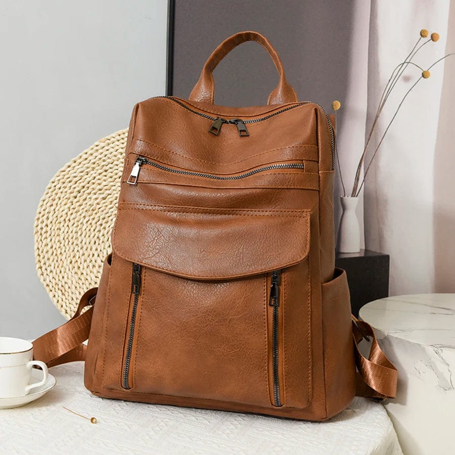 Sac à dos femme en cuir vegan, assorti à une tenue décontractée chic, bagage quotidien parfait.