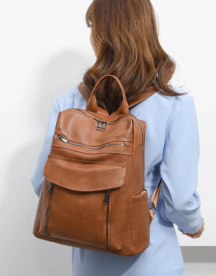 Sac à dos chic en cuir vegan marron, avec bretelles ajustables, accessoire mode femme tendance.