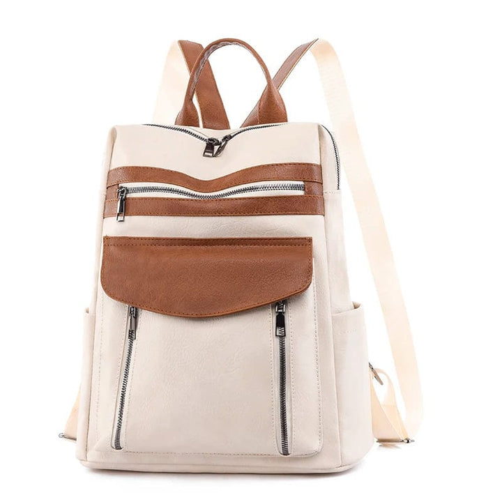 Sac à dos élégant en cuir vegan beige, posé sur une chaise, prêt à accompagner toutes vos tenues.