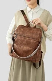 Sac à dos femme tendance en cuir vegan marron avec fermeture éclair dorée, parfait pour la ville