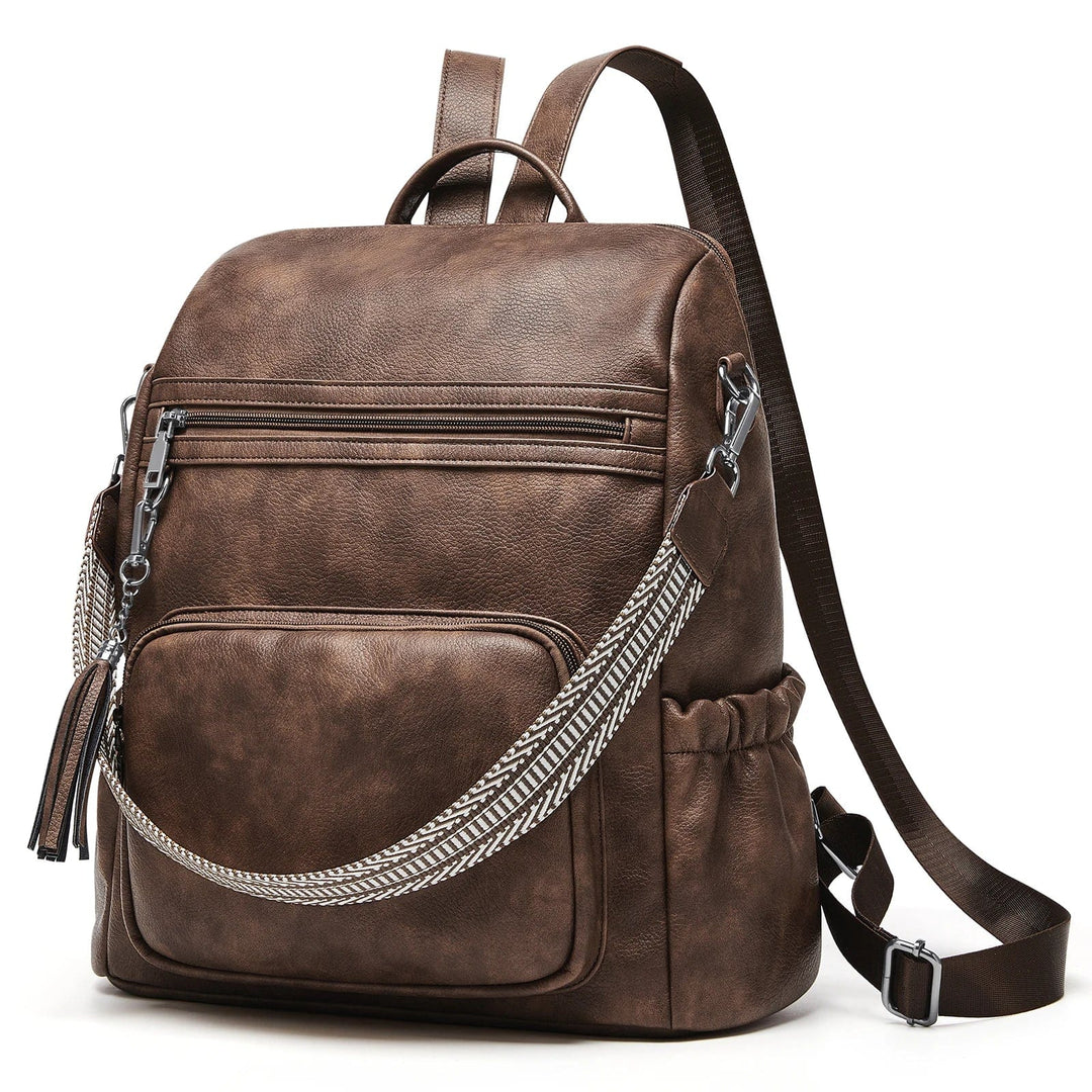 Détail du sac à dos femme en cuir vegan, texture lisse, surpiqûres fines, style moderne