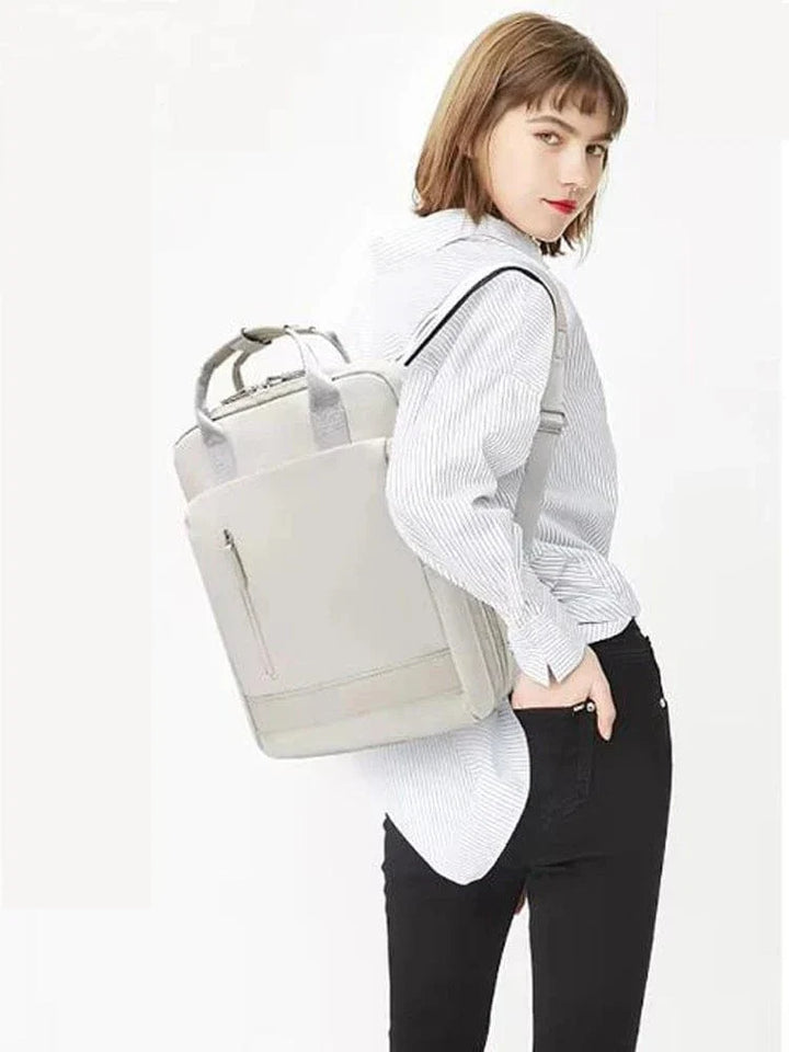 Intérieur du sac à dos femme montrant les multiples compartiments, y compris pour un PC 15.6 pouces