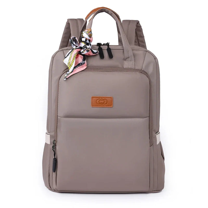 Sac à dos femme ouvert montrant capacité pour ordinateur portable 13 pouces, documents et affaires quotidiennes.