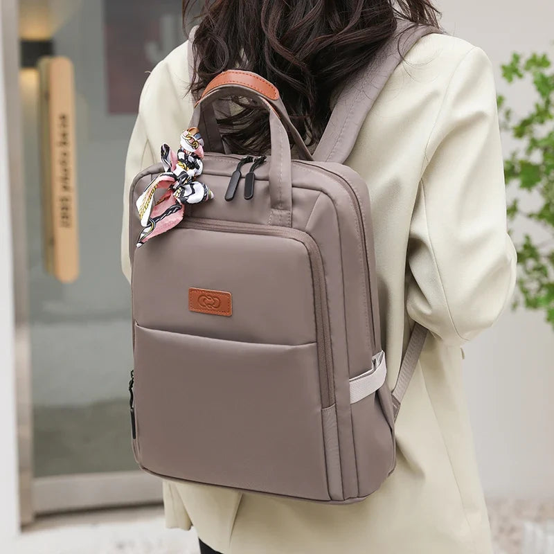 Intérieur du sac à dos femme avec compartiment rembourré pour ordinateur portable 13 pouces, organisation chic.