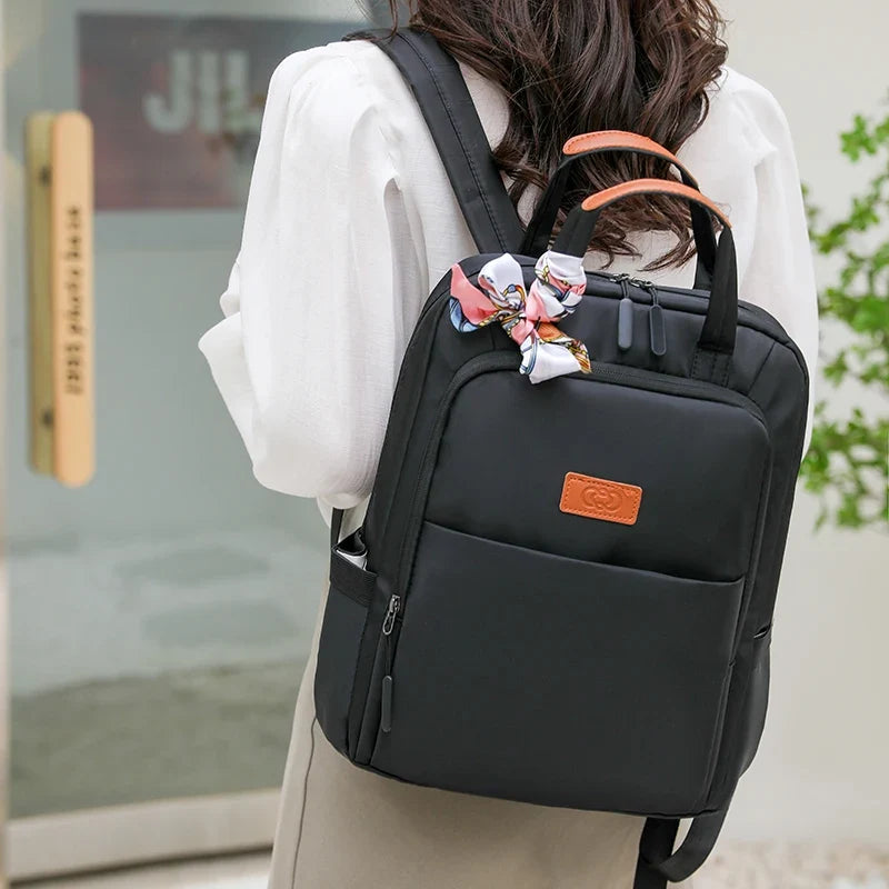 Sac à dos femme frontal en nylon imperméable, design élégant avec poche zippée, idéal pour le quotidien urbain.