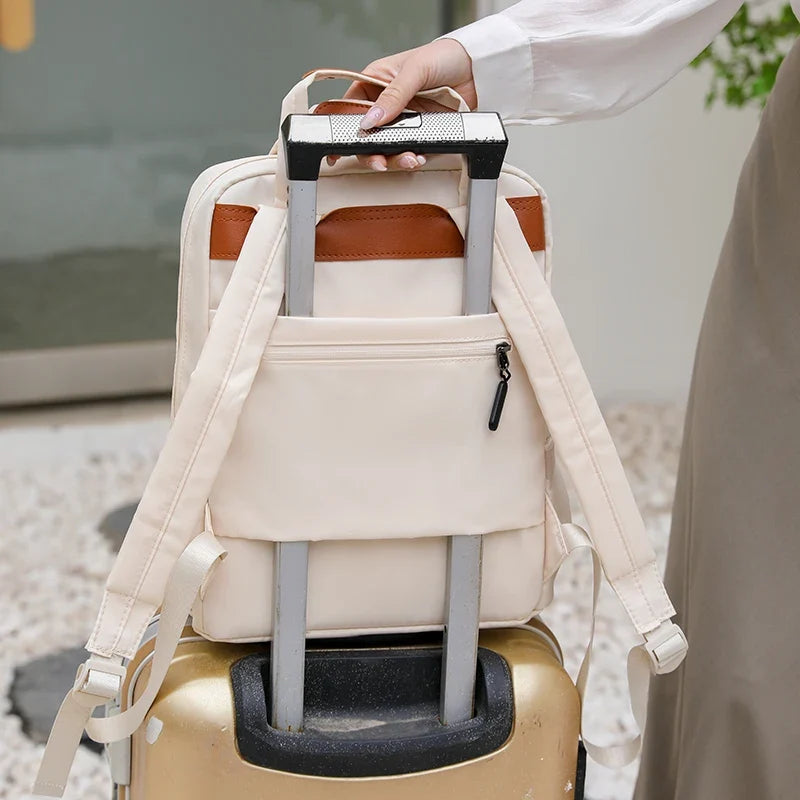 Profil latéral du sac à dos femme élégant, compact et fonctionnel pour transporter ordinateur portable 13 pouces.