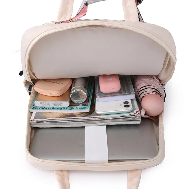 Dos du sac à dos femme élégant avec bretelles ajustables et panneau respirant, confort pour le travail urbain.
