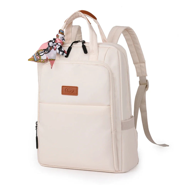 Femme d'affaires avec sac à dos élégant pour ordinateur portable 13 pouces, accessoire parfait pour le travail.