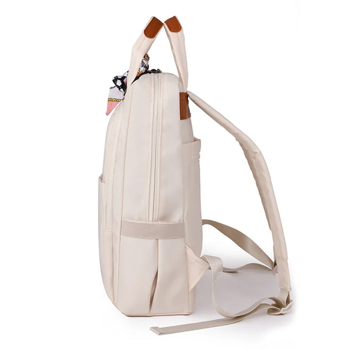 Gros plan sur le nylon imperméable du sac à dos femme, matière chic et durable pour ordinateur portable urbain.