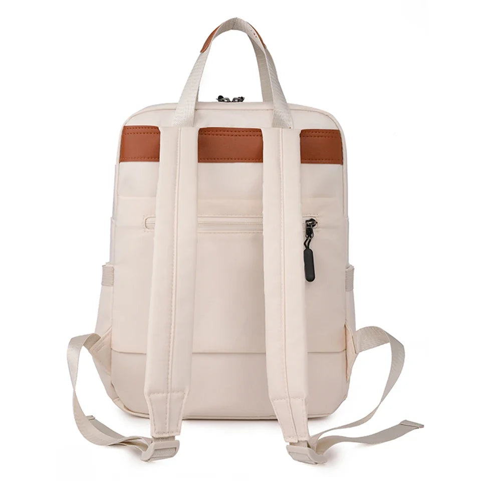 Détail de la fermeture éclair métallique sur le sac à dos femme élégant, accessoire de mode pour ordinateur.