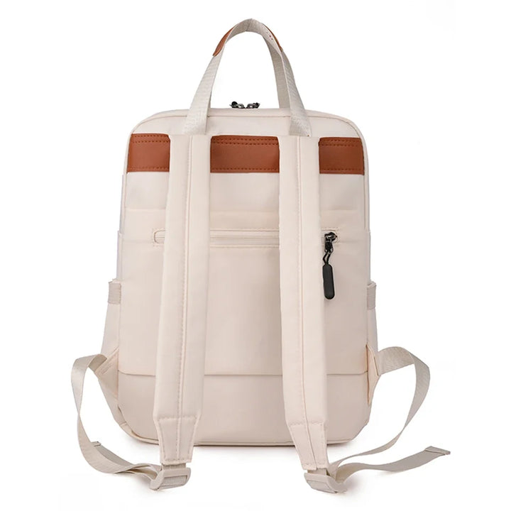 Détail de la fermeture éclair métallique sur le sac à dos femme élégant, accessoire de mode pour ordinateur.