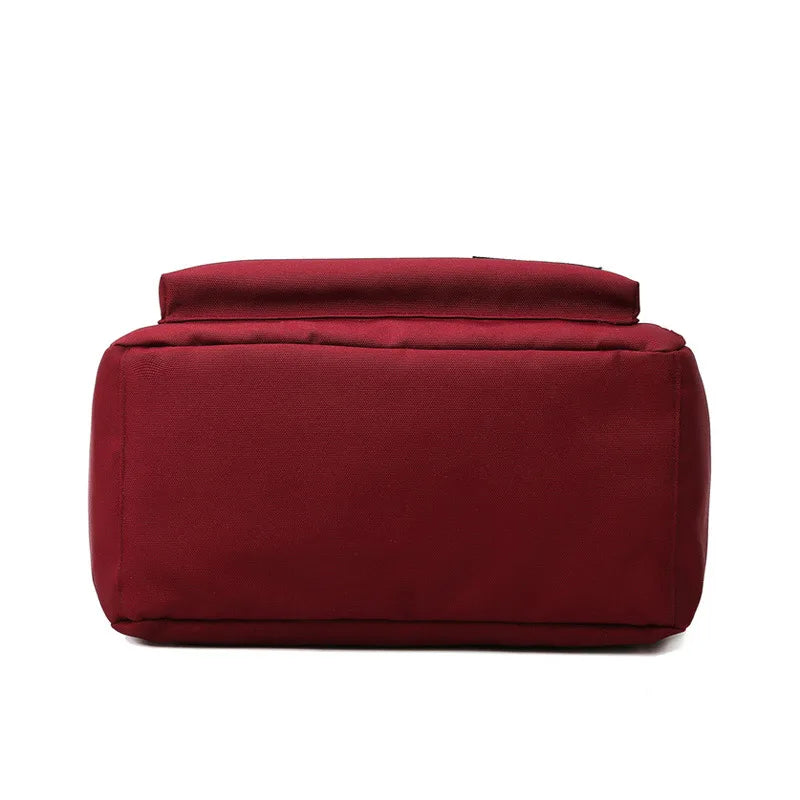 Détail du sac à dos femme en toile claire, avec poches frontales et fermetures zippées.