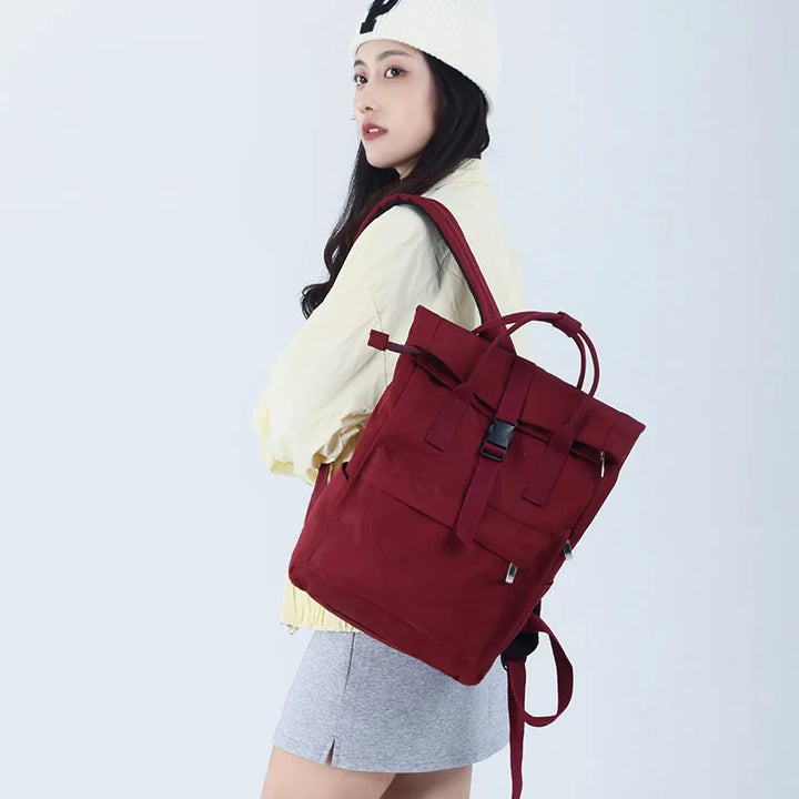 Femme souriante portant un sac à dos en toile claire, élégant et pratique pour la ville.