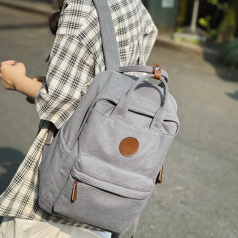 Sac à dos femme chic en velours côtelé, parfait pour transporter un ordinateur portable au quotidien.