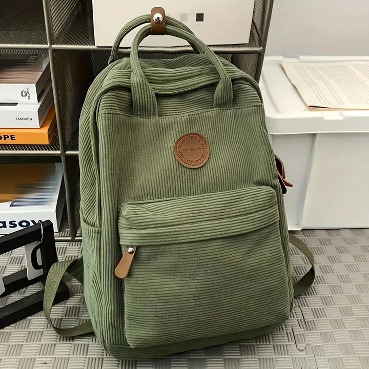 Accessoire mode femme: sac à dos velours côtelé, élégant et confortable pour la vie urbaine.