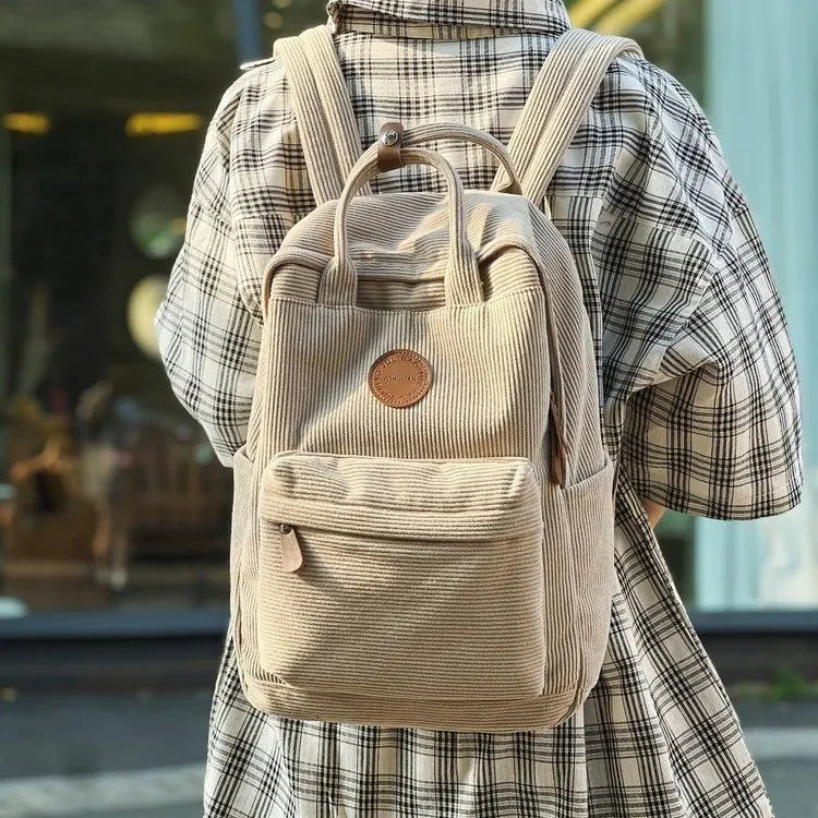 Modèle de sac à dos femme en velours côtelé, look chic, parfait pour l'université ou le bureau.