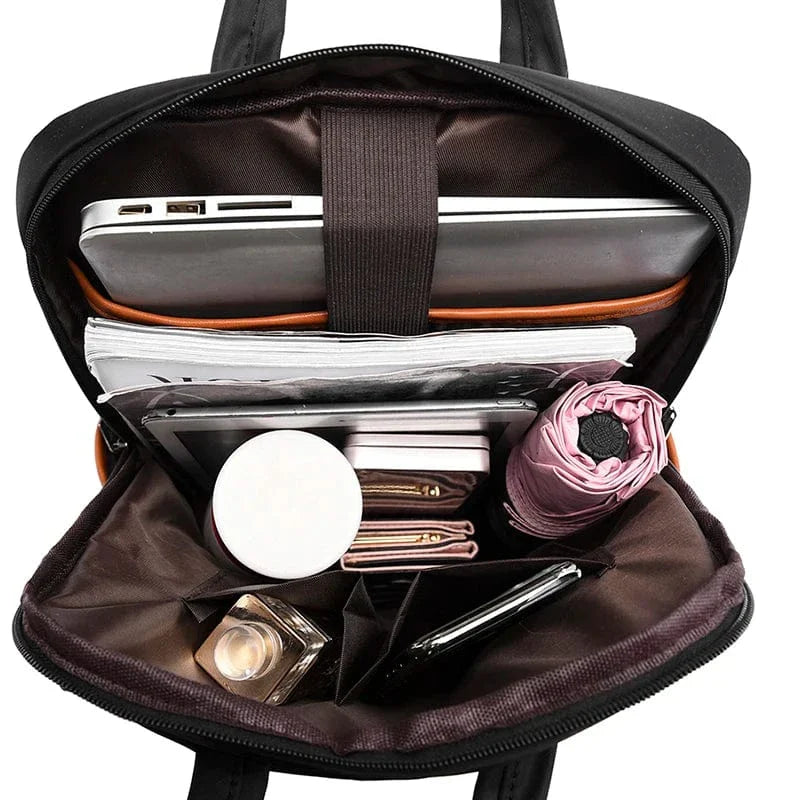 Sac à dos femme noir, posé sur une table, prêt à accueillir un ordinateur portable de 14 pouces