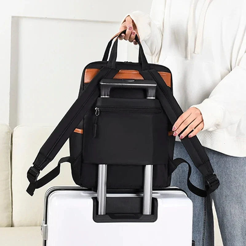 Sac à dos femme élégant, compartiment principal ouvert montrant l'espace pour un PC 14 pouces