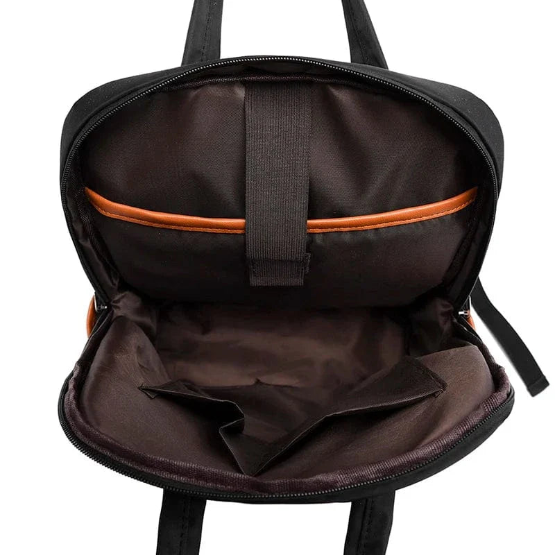 Femme portant un sac à dos noir pour ordinateur portable 14 pouces, look quotidien stylé