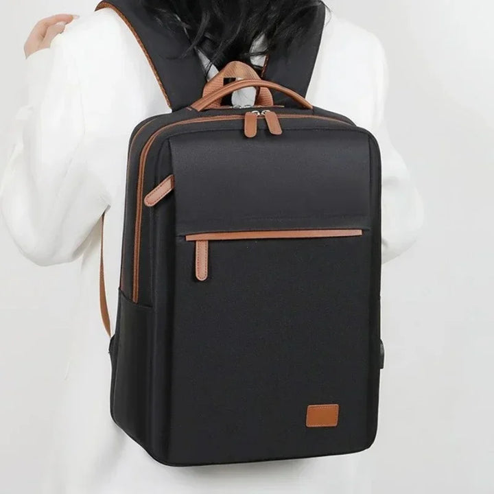 Sac à dos élégant femme pour ordinateur portable, allie style mode et fonctionnalité pour la femme moderne.