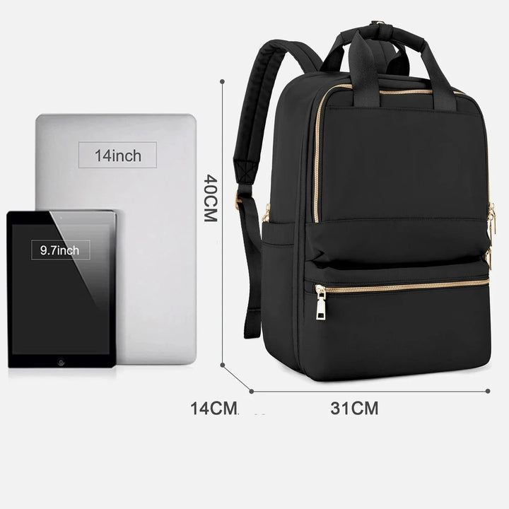 Photo d'une femme portant le sac à dos en nylon Oxford, élégant et confortable pour la ville ou le voyage