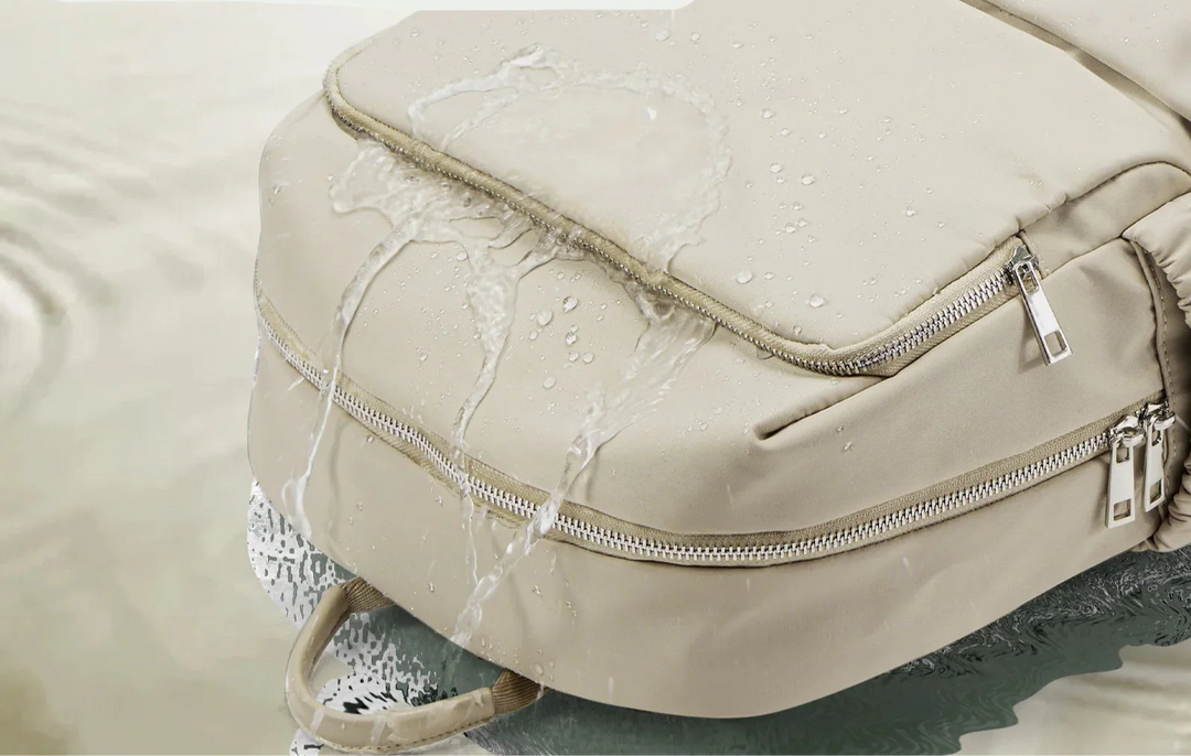 Sac à dos femme beige, polyvalent et élégant. Imperméable, espace PC. Idéal voyage ou travail.