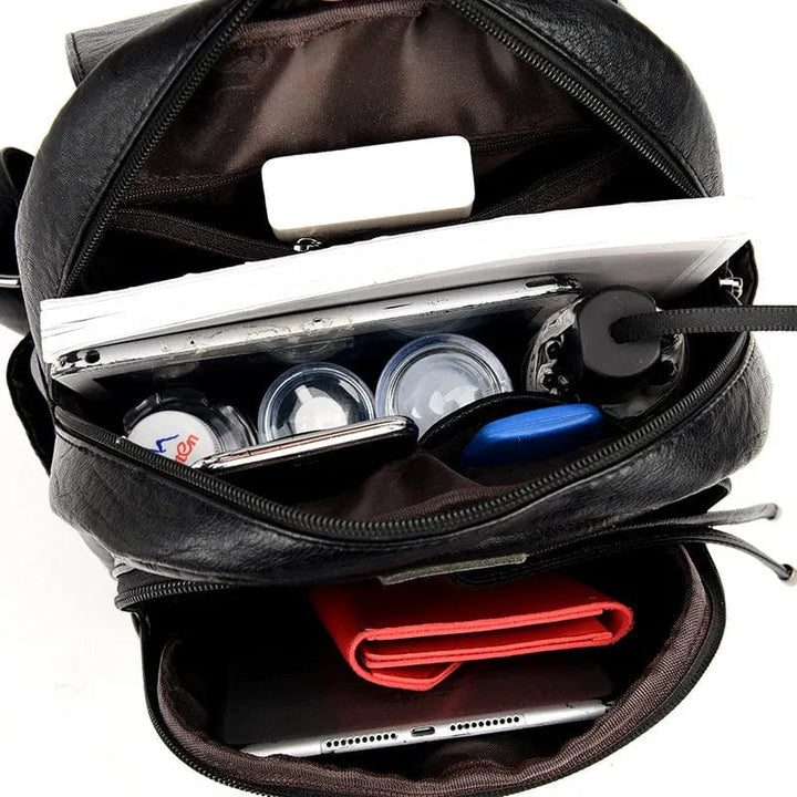 Intérieur spacieux du sac à dos Silvy en cuir PU, organisateur pratique pour les essentiels de femme.