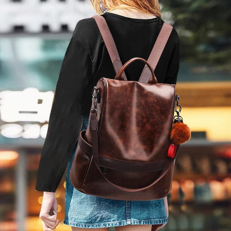 Sac à dos femme en cuir vegan noir, design épuré et pratique, idéal pour la mode urbaine