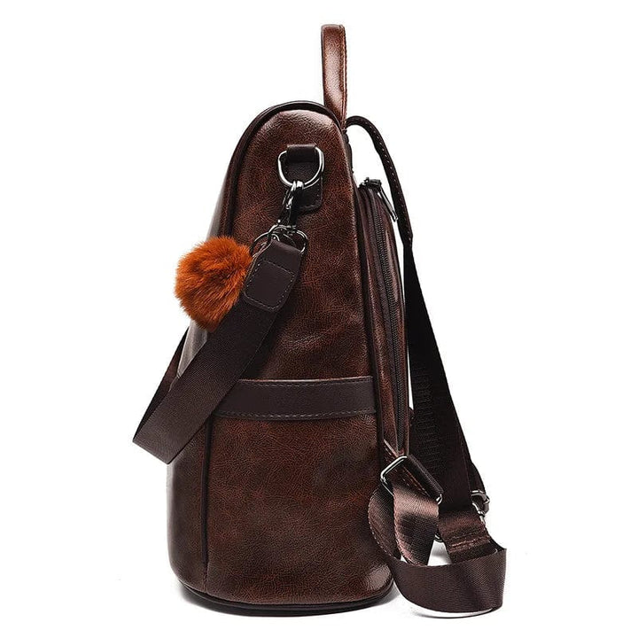 Sac à dos cuir vegan marron, tendance vintage avec boucles dorées, parfait pour une femme élégante