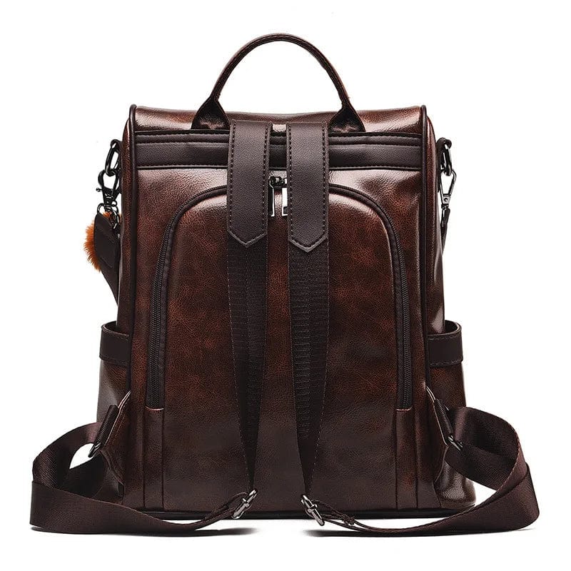 Gros plan sur la texture du sac à dos femme en cuir vegan, mettant en valeur sa qualité et son style