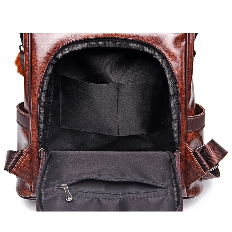 Sac à dos femme tendance en cuir vegan, porté sur l'épaule, montrant sa capacité et son confort
