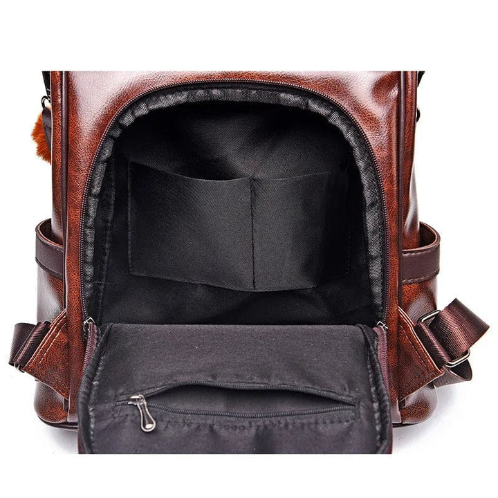 Sac à dos femme tendance en cuir vegan, porté sur l'épaule, montrant sa capacité et son confort