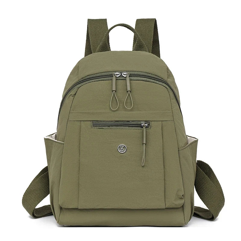 Sac à dos femme ultra léger en nylon stylé, parfait pour le quotidien actif et les voyages urbains.