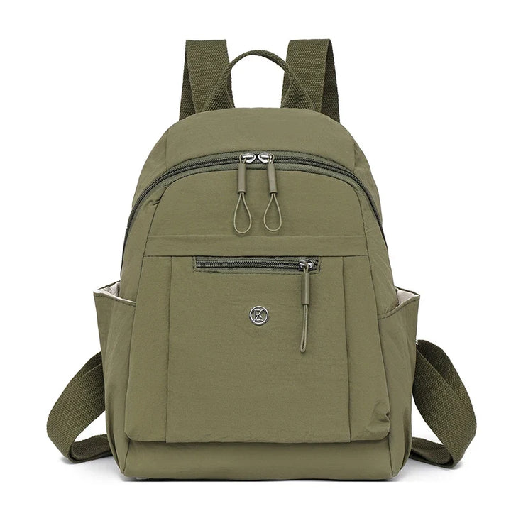 Sac à dos femme ultra léger en nylon stylé, parfait pour le quotidien actif et les voyages urbains.