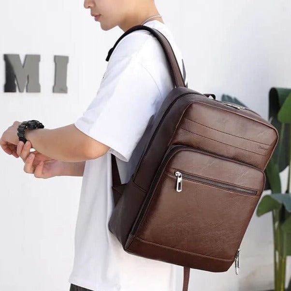 Sac à dos luxe marron clair en cuir PU pour homme, imperméable et compatible avec PC portable.