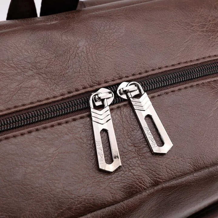 Sac à dos marron clair en cuir PU pour homme, imperméable et élégant, avec compartiment ordinateur.