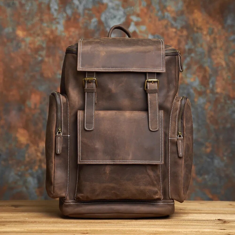 Sac à dos homme en cuir véritable marron, élégant et robuste pour affaires et voyage.