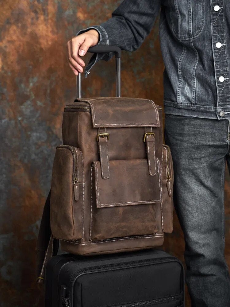 Sac à dos en cuir marron pour homme, idéal pour le travail ou les déplacements quotidiens.