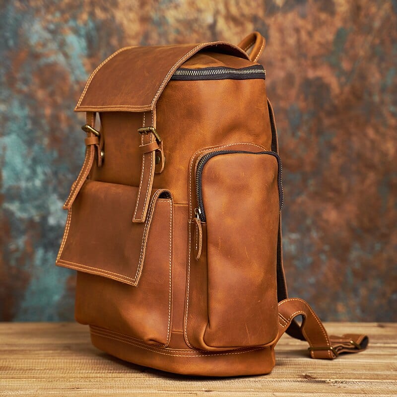 Poche avant zippée d'un sac à dos homme en cuir, pratique pour les petits objets essentiels.