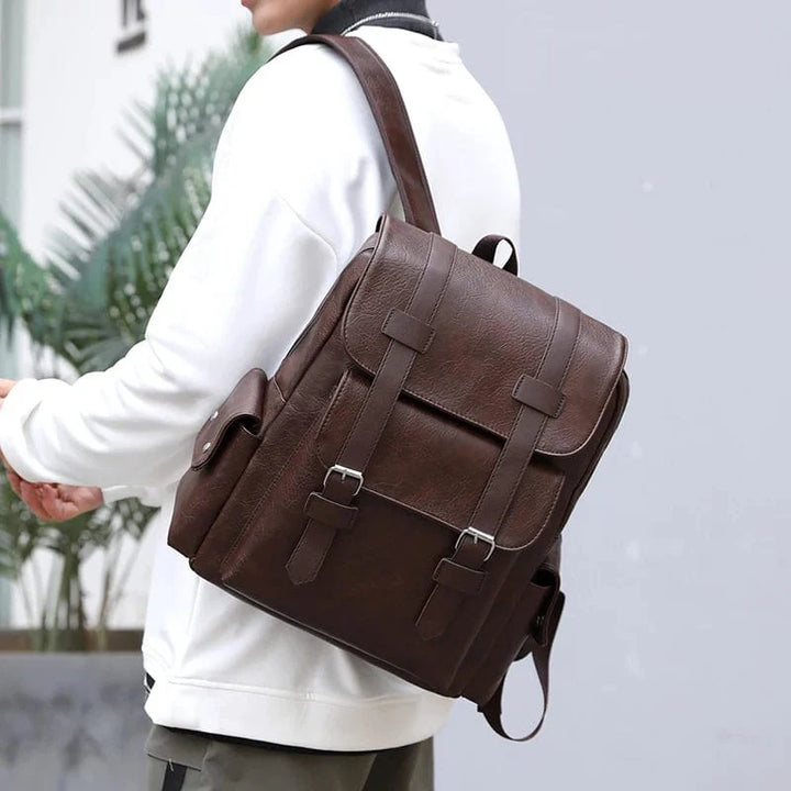 Sac à dos homme en cuir PU marron, alliant l'élégance du cuir et la fonctionnalité d'un sac de voyage urbain