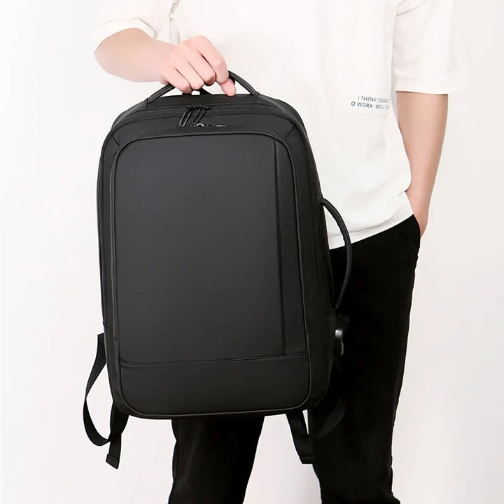 Sac à dos professionnel chic pour homme, design urbain, parfait pour le bureau et les affaires.