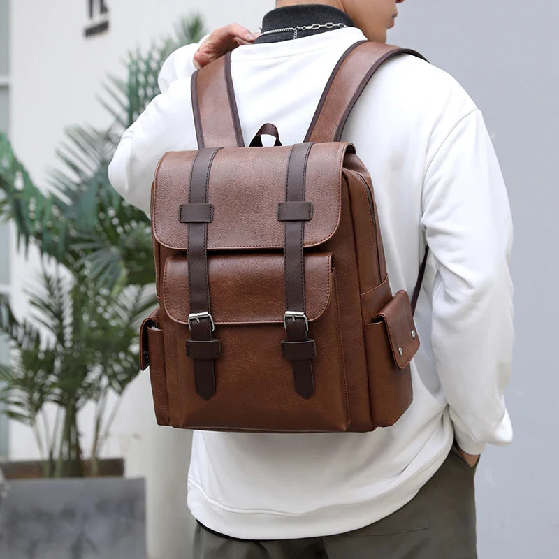 Sac à dos homme rétro élégant en similicuir marron, parfait pour un look urbain chic et le travail.