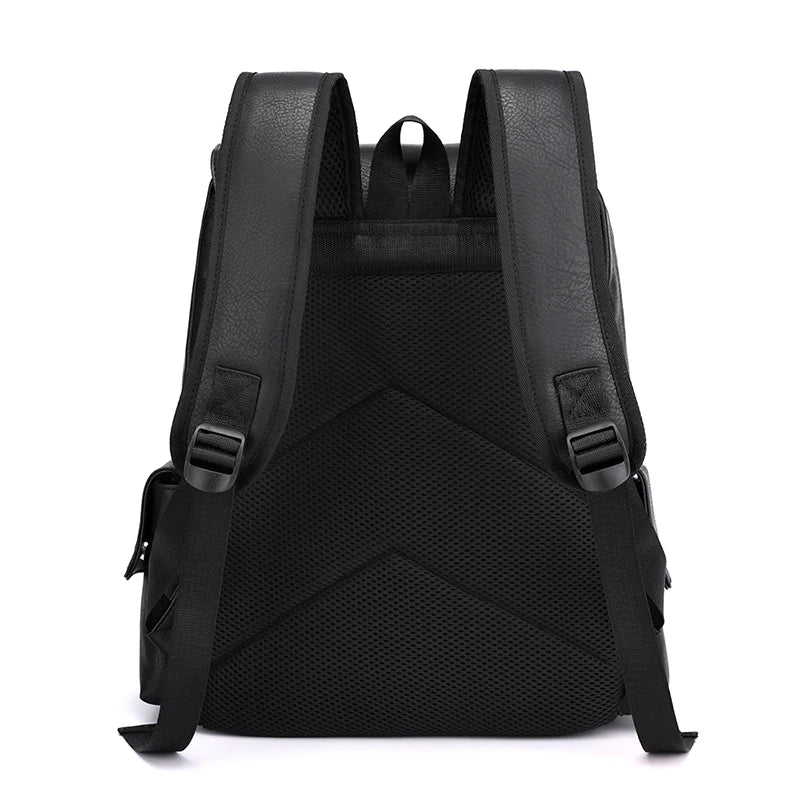 Vue détaillée du sac à dos homme rétro en similicuir, marron, montrant la texture et les fermetures.