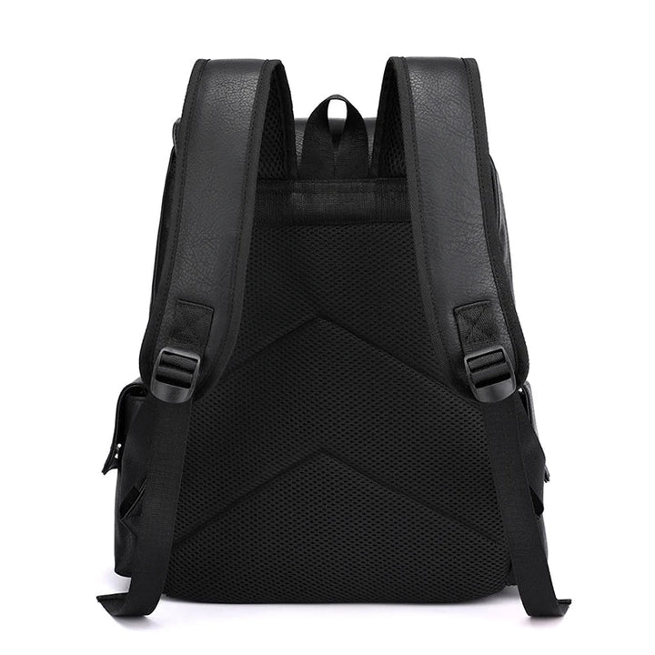Vue détaillée du sac à dos homme rétro en similicuir, marron, montrant la texture et les fermetures.