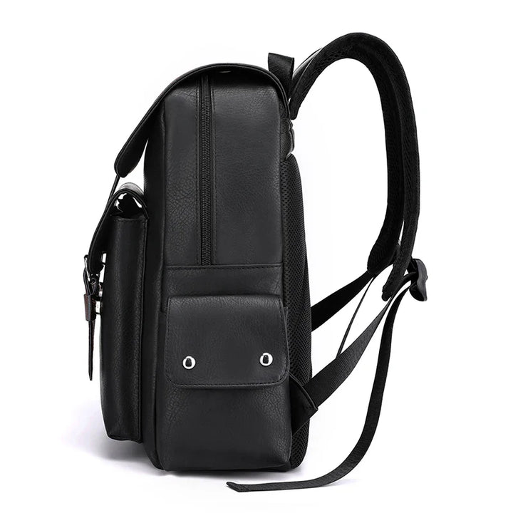 Sac à dos élégant en similicuir pour homme, couleur noire, combinant style rétro et fonctionnalité urbaine.