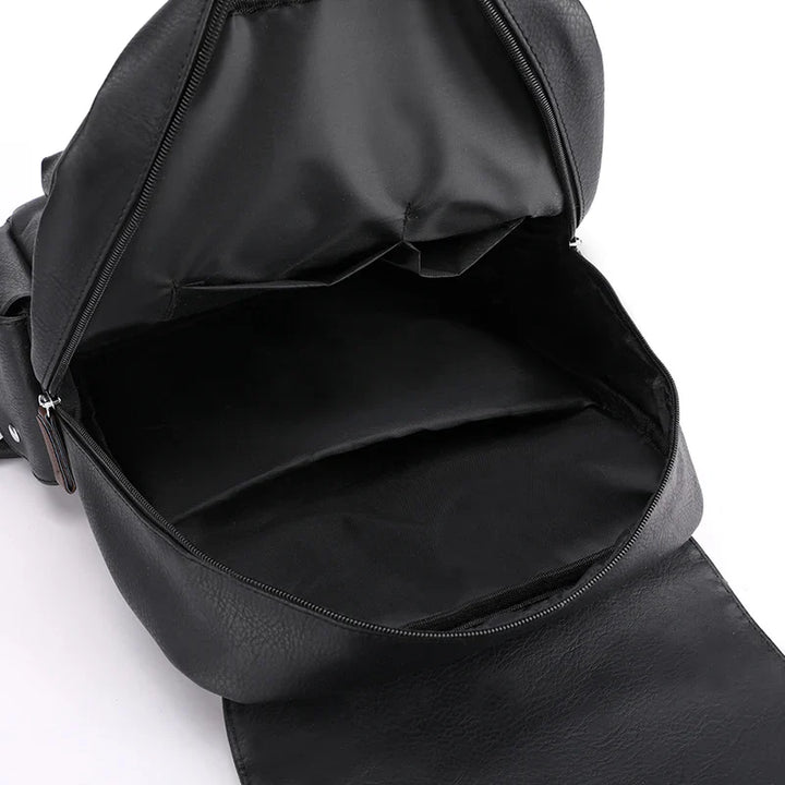 Sac à dos homme rétro marron, porté, illustrant son confort et son adaptation au style urbain.