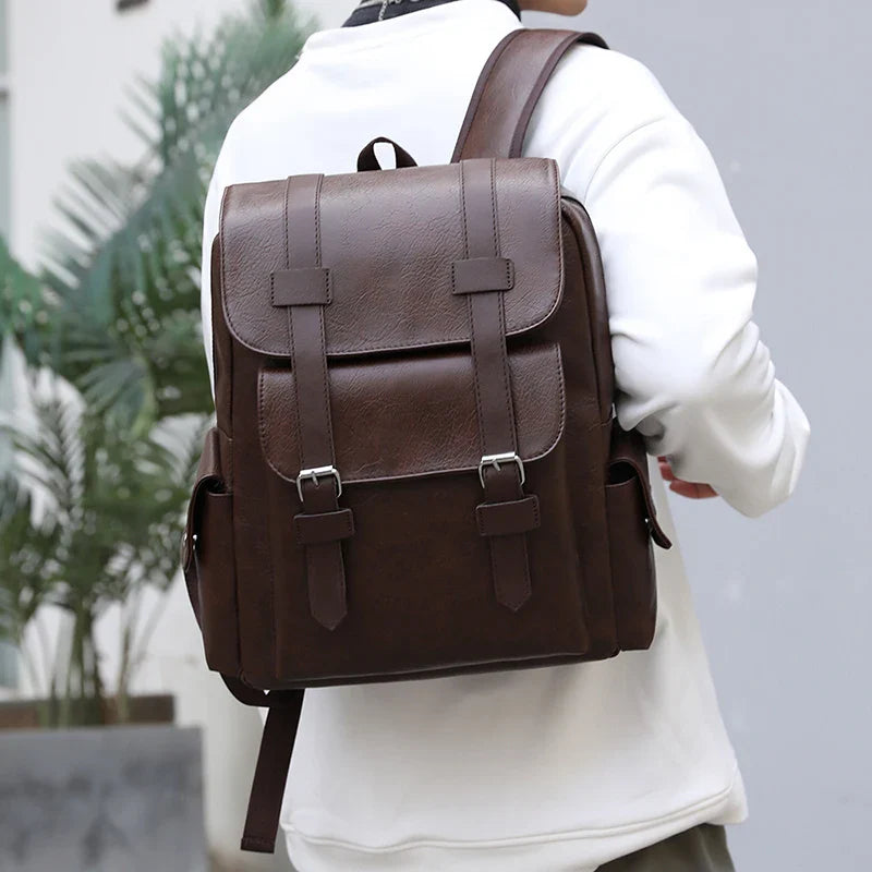 Accessoire homme : sac à dos en similicuir noir, design rétro, parfait pour le quotidien et les affaires.