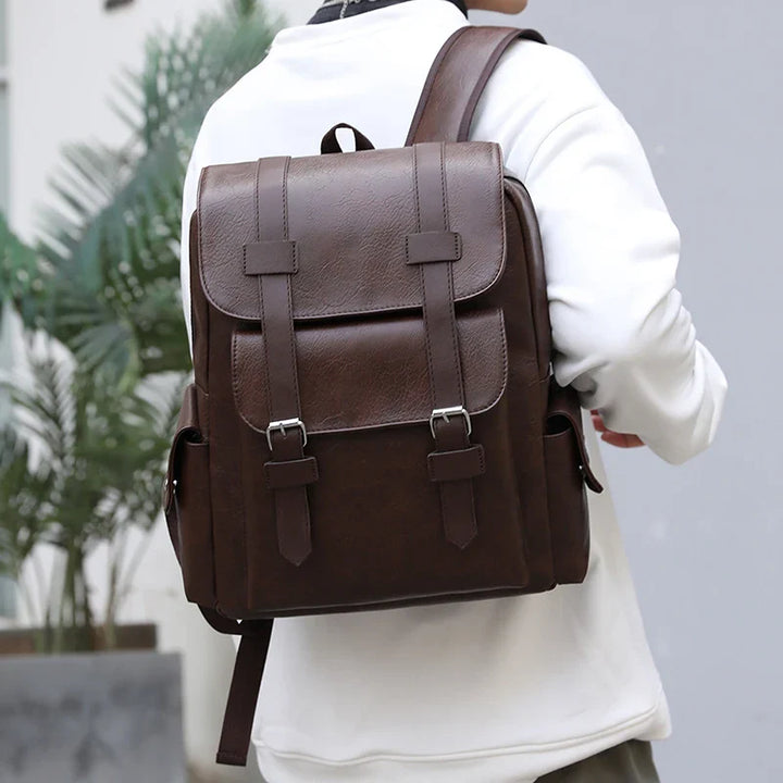 Accessoire homme : sac à dos en similicuir noir, design rétro, parfait pour le quotidien et les affaires.
