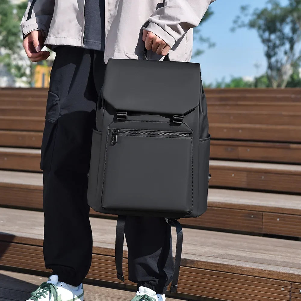 Sac à dos urbain chic, design unisexe et finition imperméable. Parfait pour le travail et les aventures en ville.
